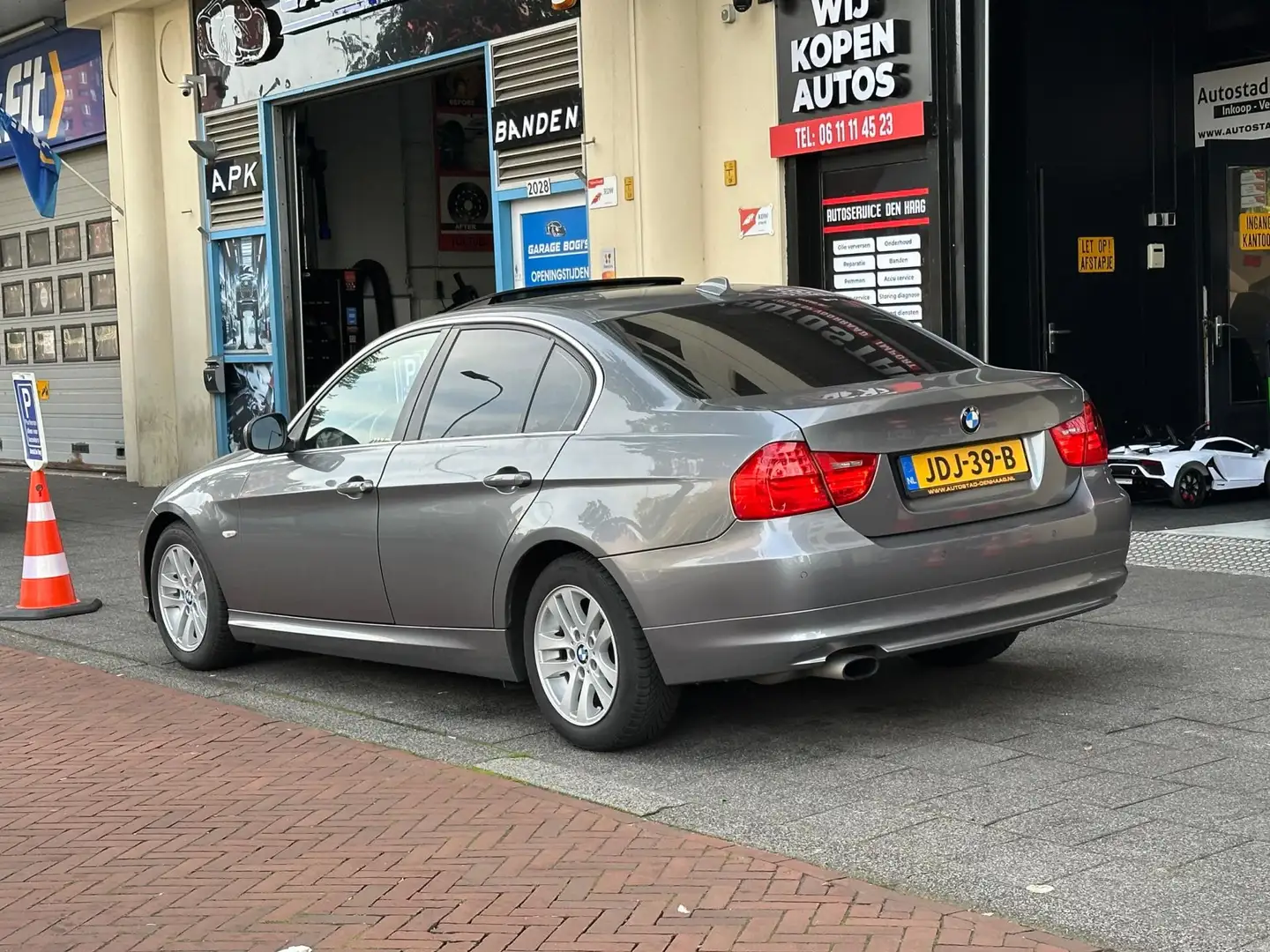BMW 320 3-serie 320i Automaat Clima Navi Leer Schuifdak Grijs - 2