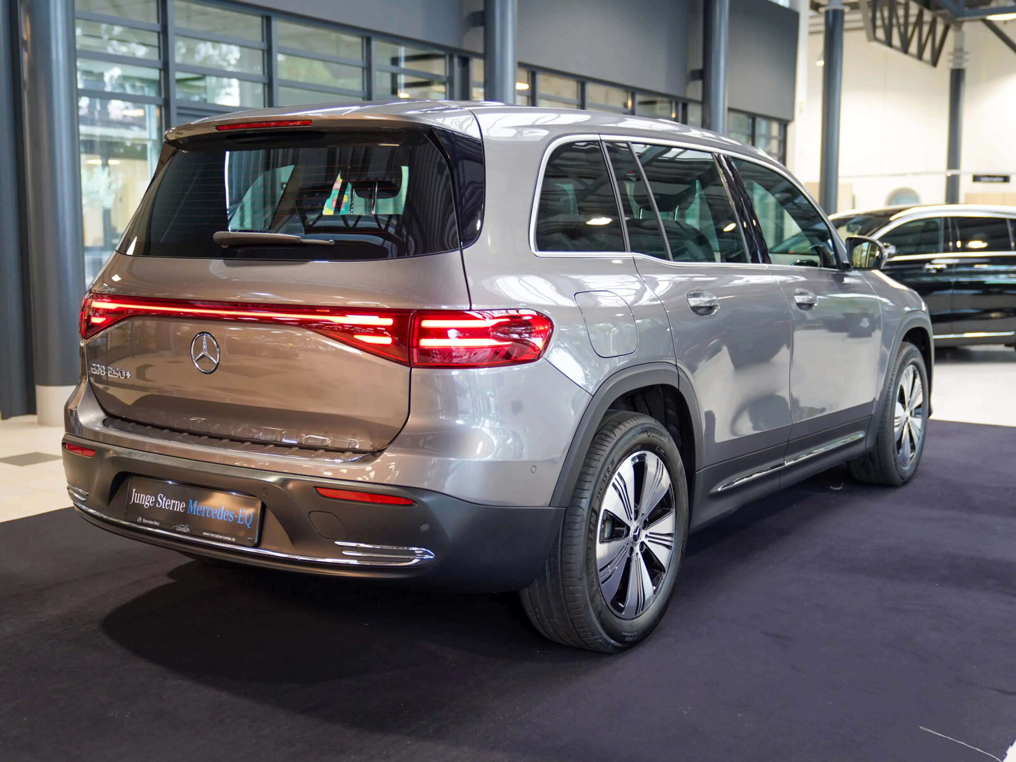 Mercedes-Benz EQB 250 + Progressive L-Batterie Kamera CarPlay — photo 9