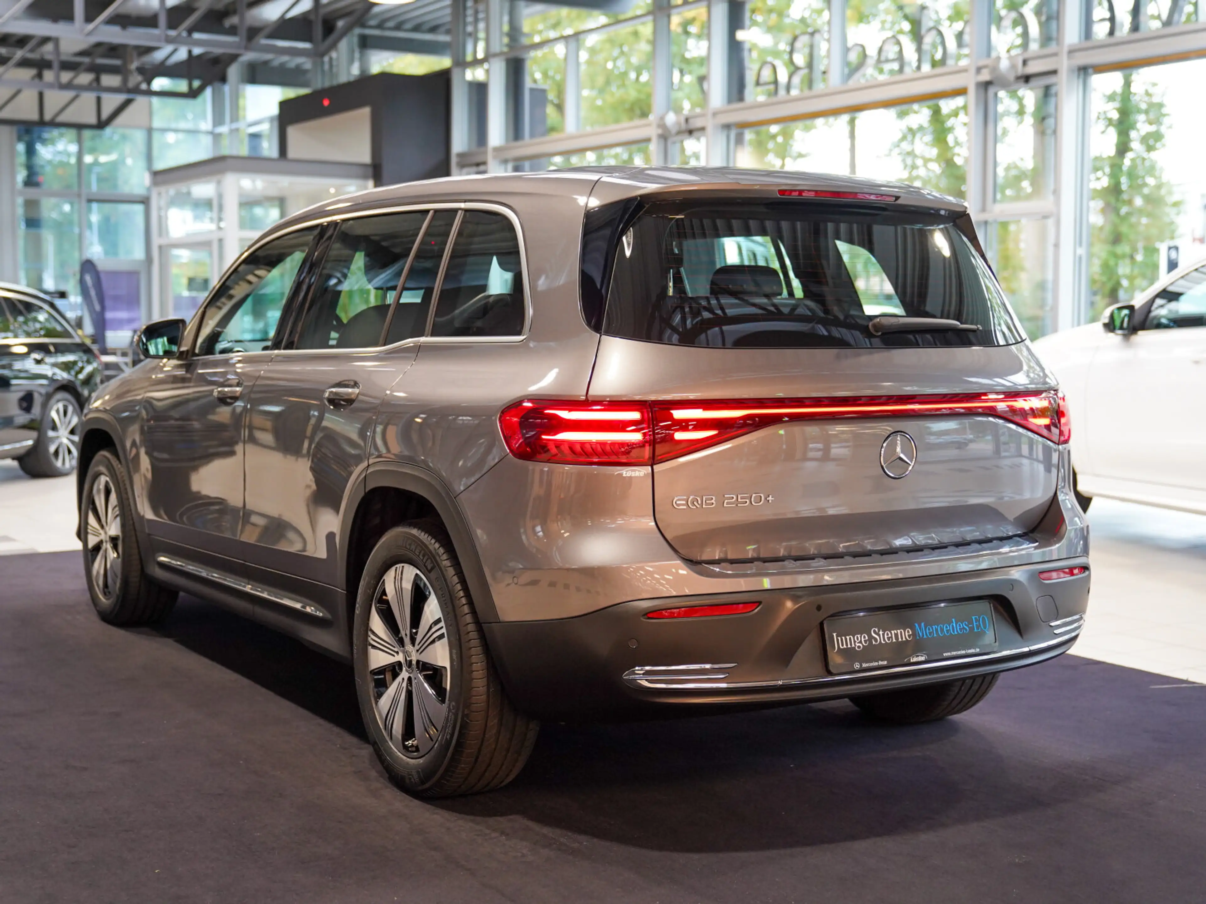 Mercedes-Benz EQB 250 + Progressive L-Batterie Kamera CarPlay — photo 13