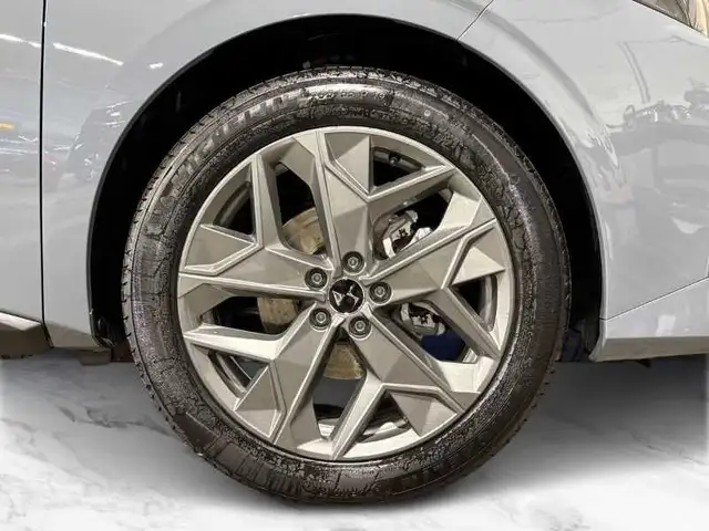 DS Automobiles DS 4 view 8