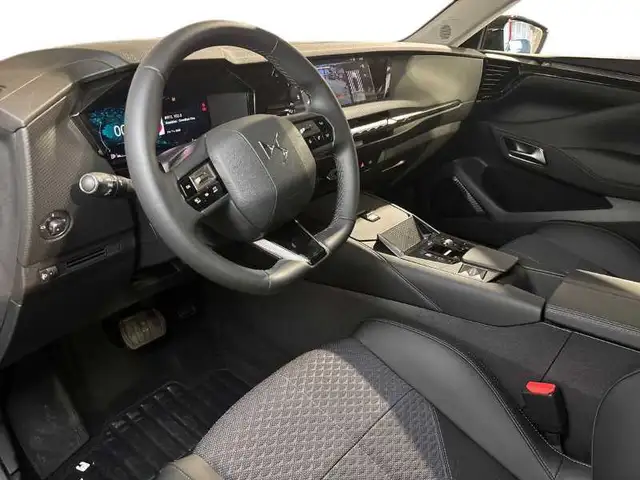 DS Automobiles DS 4 view 11