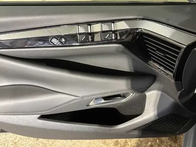 DS Automobiles DS 4 view 10