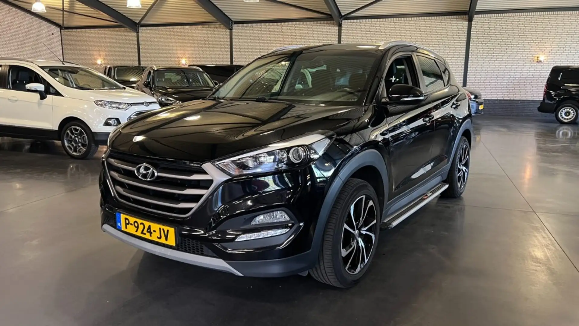 Hyundai TUCSON 1.6 GDI COMFORT Zwart - 1