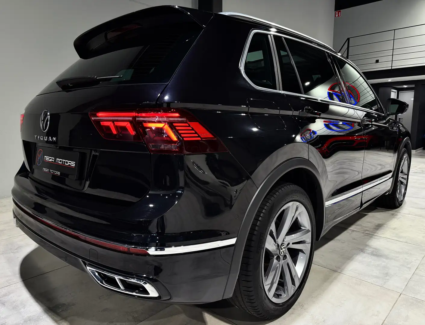 Volkswagen Tiguan 1.5 TSi 150CV R-LiNE" iNT & EXT" FULL FULL OPTiONS Zwart - 2