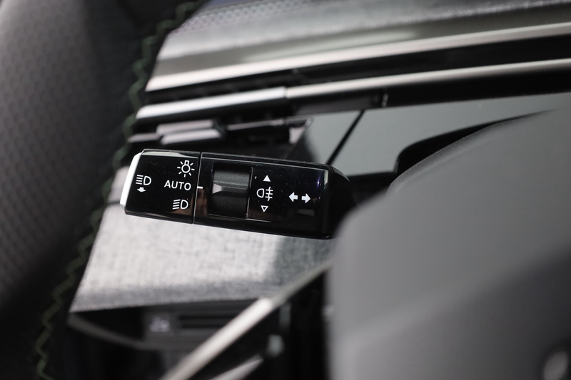 Peugeot 5008 GT 1.2 Hybrid Aut. LED ACC Navi — photo 18