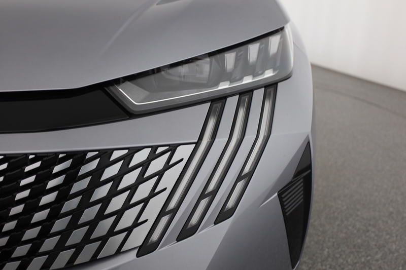 Peugeot 5008 GT 1.2 Hybrid Aut. LED ACC Navi — photo 30