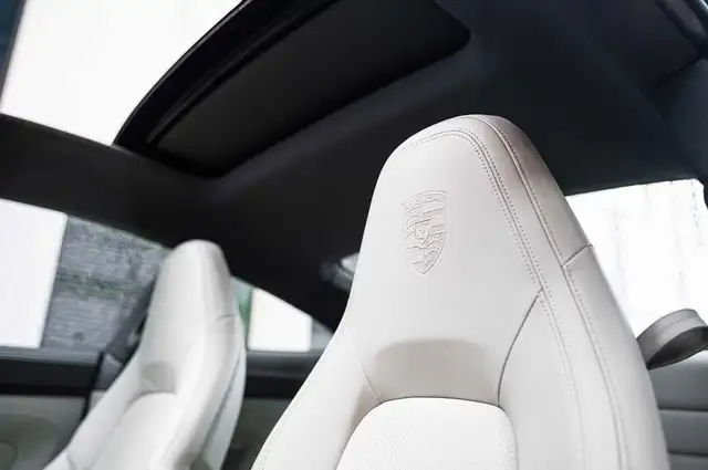 Porsche 911 view 6