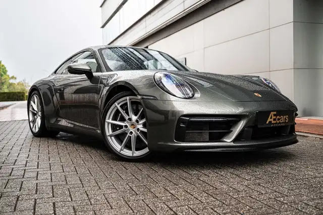 Porsche 911 view 4