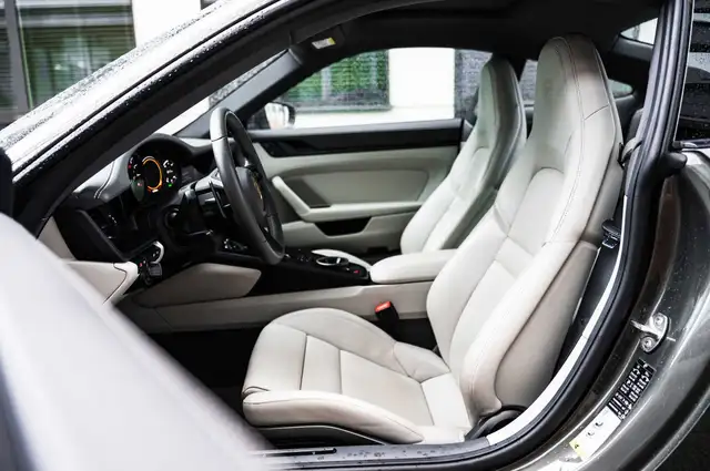 Porsche 911 view 10
