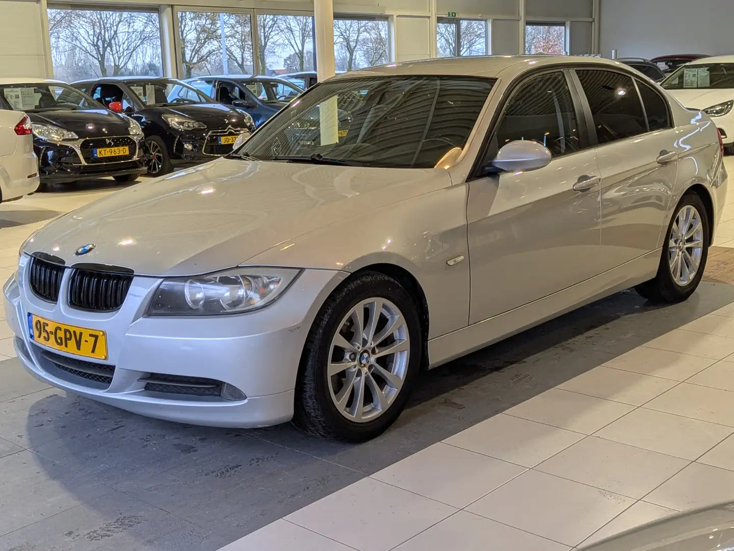 BMW 320 3-serie 320i Business Line Automaat Airco, Cruise Grijs - 2