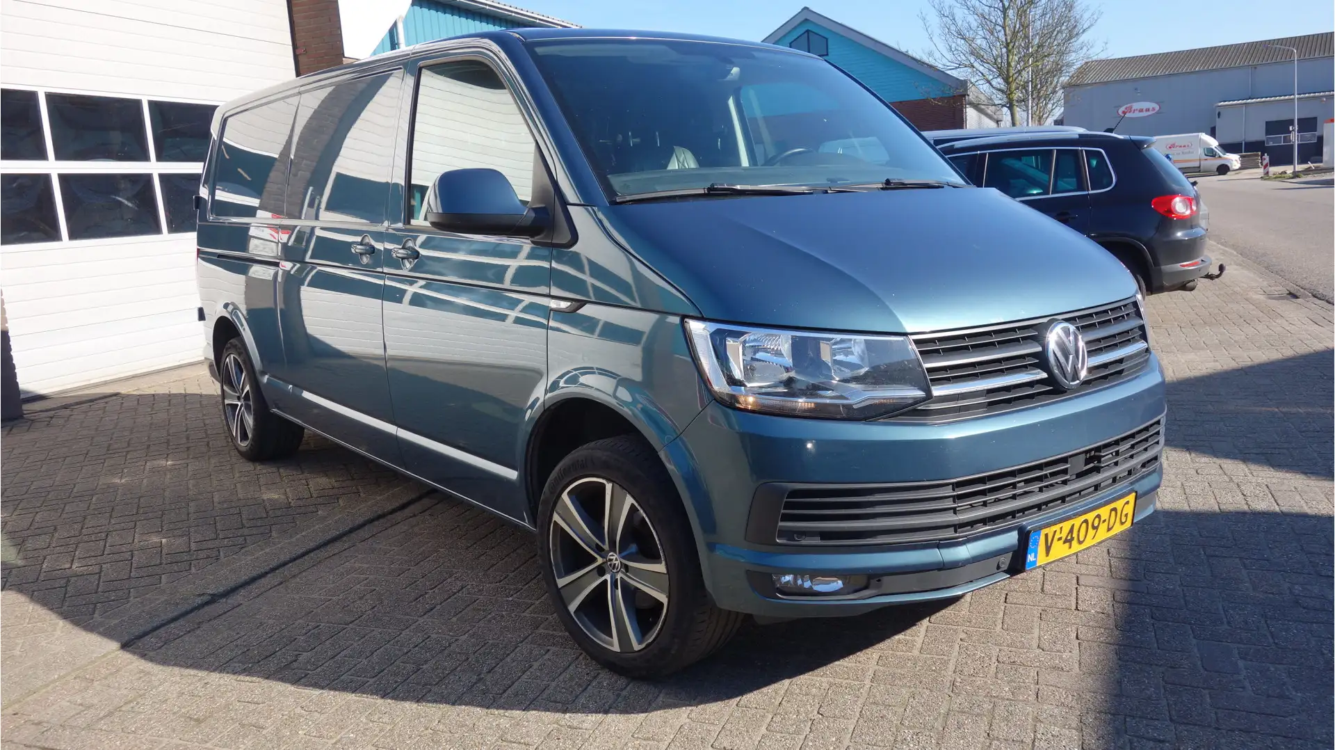 Volkswagen T6 Transporter 2.0 TDI L2H1 Highline Blauw - 2