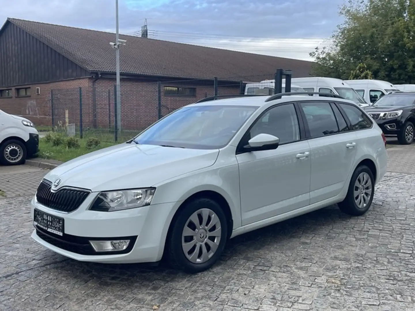 Skoda Octavia Combi 1.6TDI *Klima*DAB*Navi*Tempomat* Blanc - 1