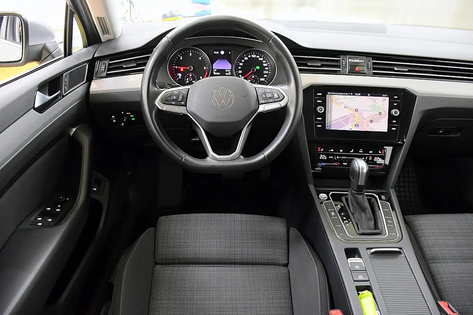 Volkswagen Passat Variant Business 2,0 SCR TDI DSG Silber - 2