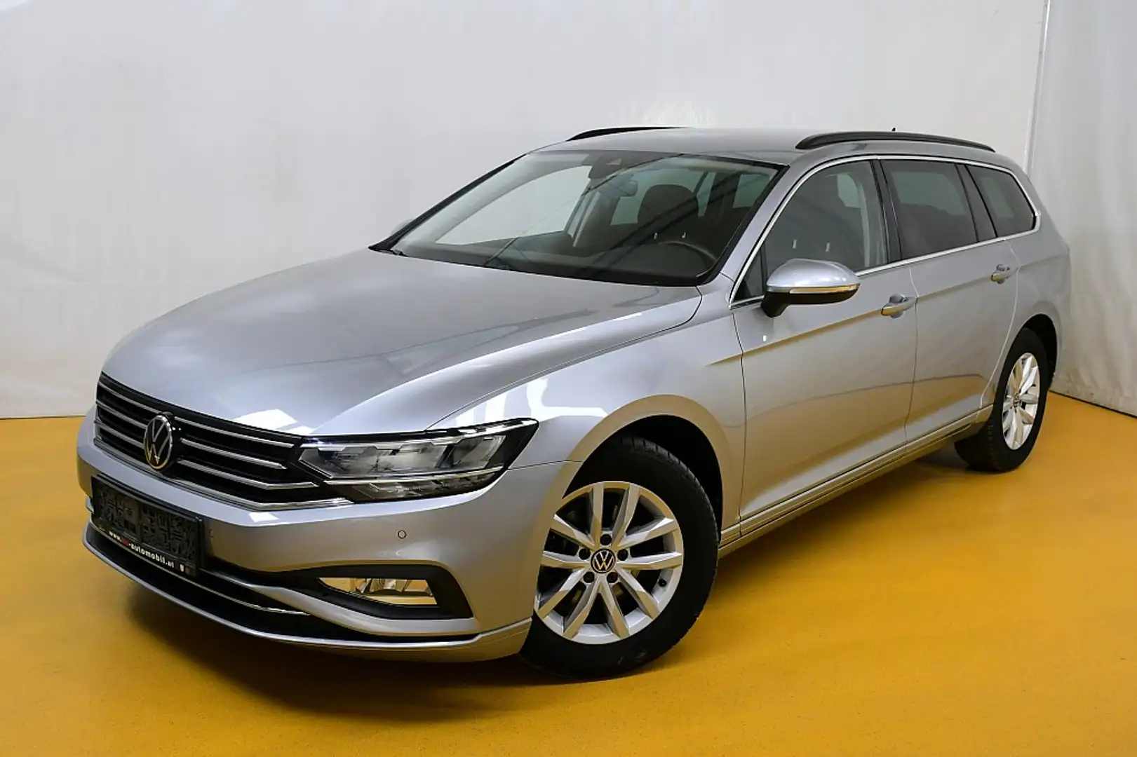 Volkswagen Passat Variant Business 2,0 SCR TDI DSG Silber - 1