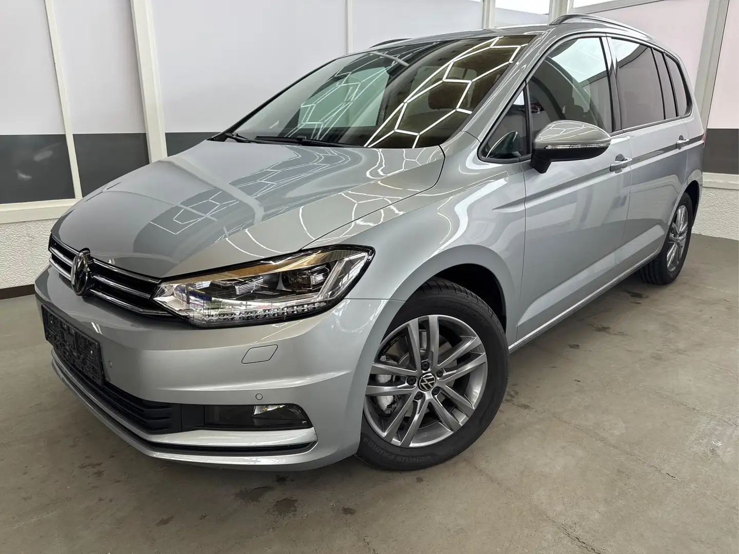 Volkswagen Touran EDITION 1.5 TSI DSG NAVI PANO ACC SHZ 1.5 TSI D... Silber - 1