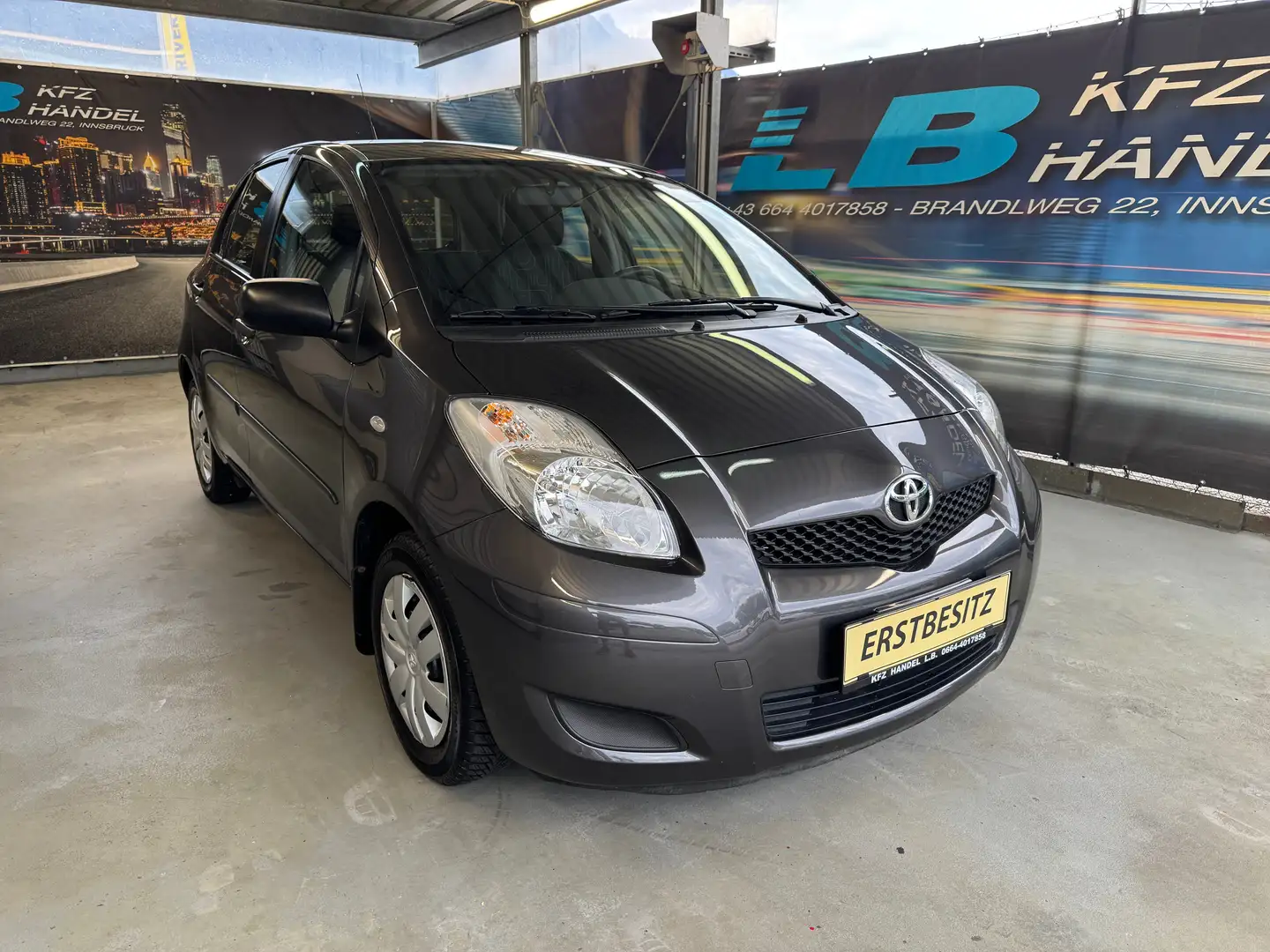 Toyota Yaris 1,0 VVT-i Young Grau - 1