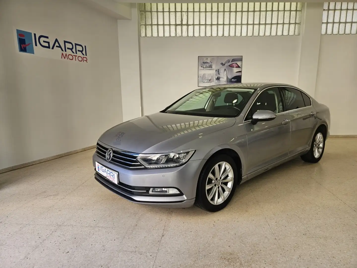Volkswagen Passat 2.0TDI Advance 110kW Gris - 2