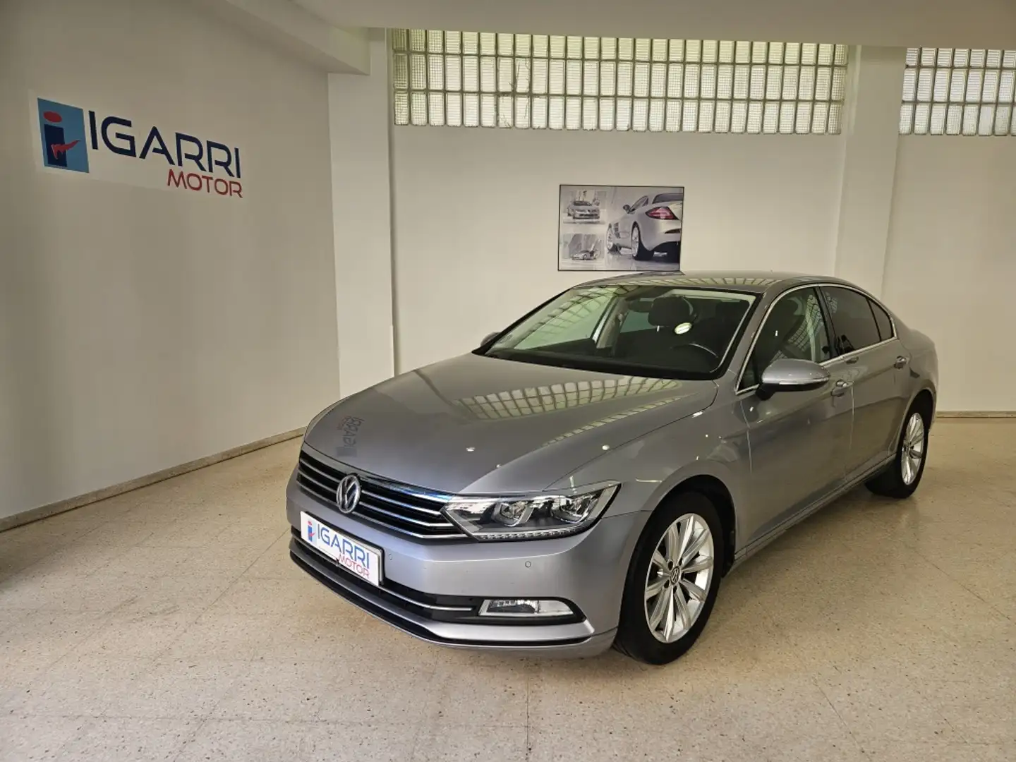 Volkswagen Passat 2.0TDI Advance 110kW Gris - 1
