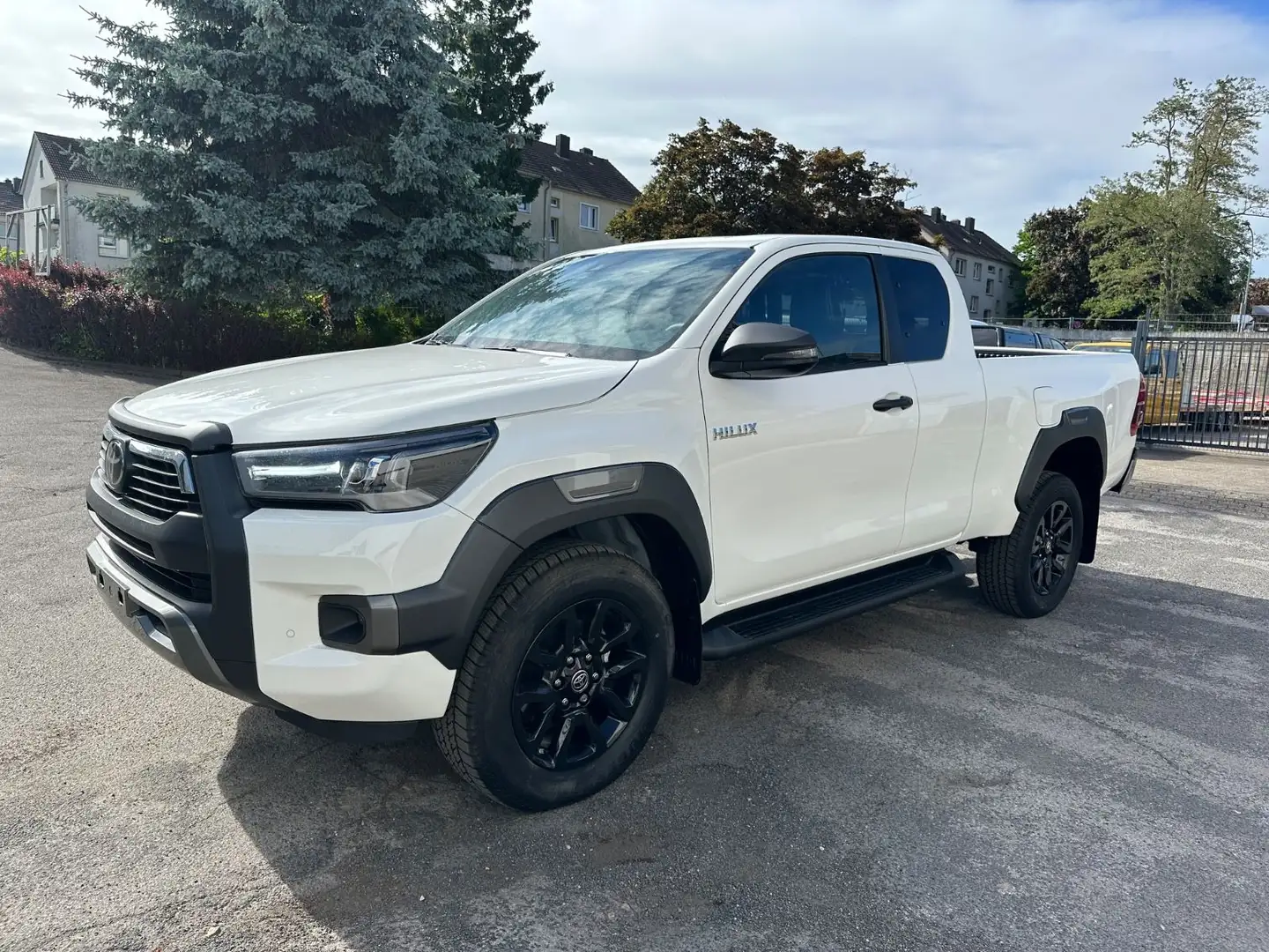 Toyota Hilux EXTRA CAB 2.8, INVINCIBLE, Automatik Blanco - 2