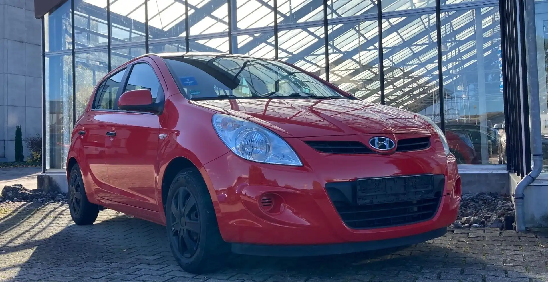 Hyundai i20 UEFA Euro 2012 Edition Klima SR WR TÜV neu Rouge - 1