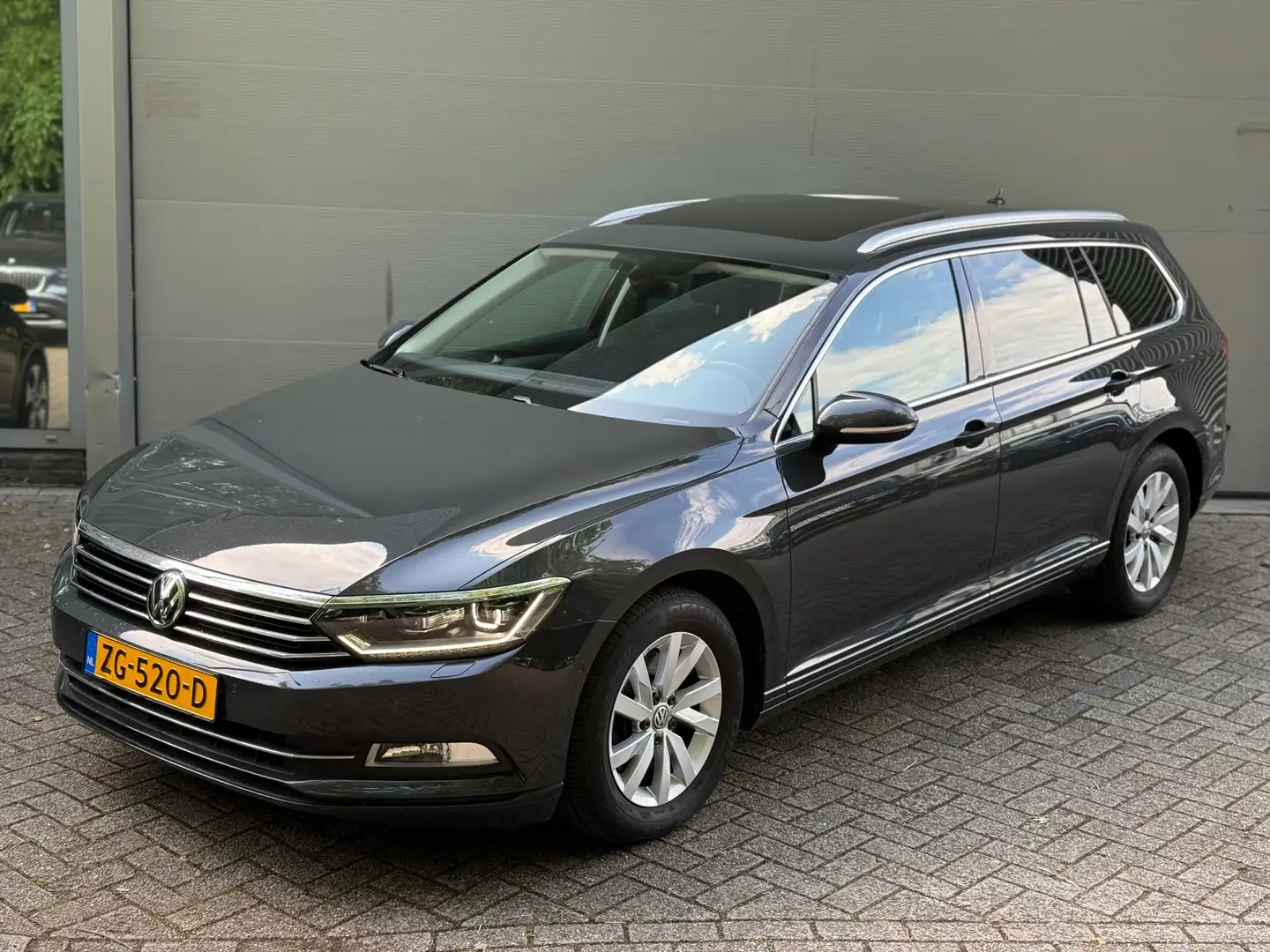 Volkswagen Passat Variant 1.5 TSI Comfortline Business l Pano l Automaat l N Grijs - 1
