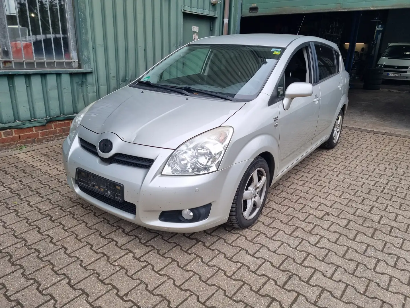 Toyota Corolla Verso 2.2 D-4D Team AHK 7 Sitze Gris - 2
