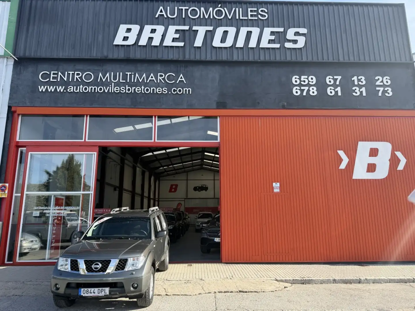 Nissan Pathfinder 2.5dCi SE Aut. Gris - 1