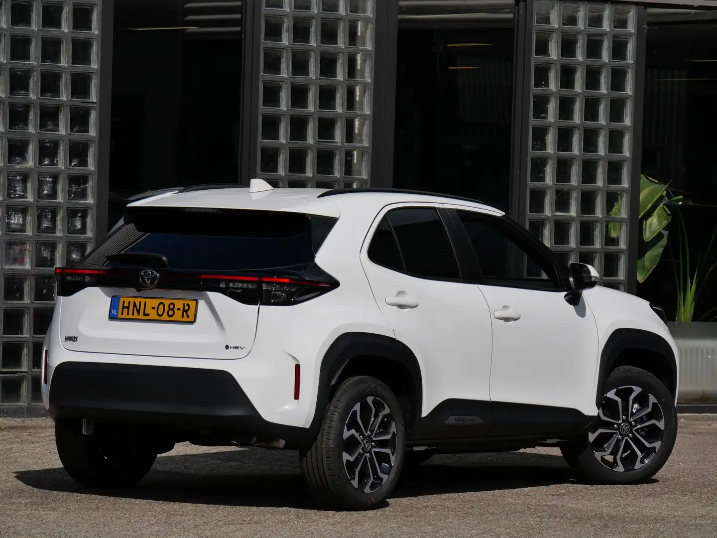 Toyota Yaris Cross HYBRID 130PK BUSINESS PLUS/ CARPLAY/ WINTER PAKKET Wit - 2