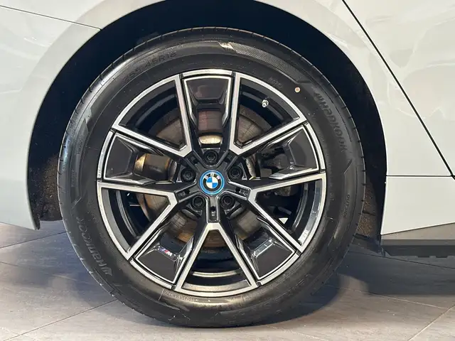 BMW I4 view 3