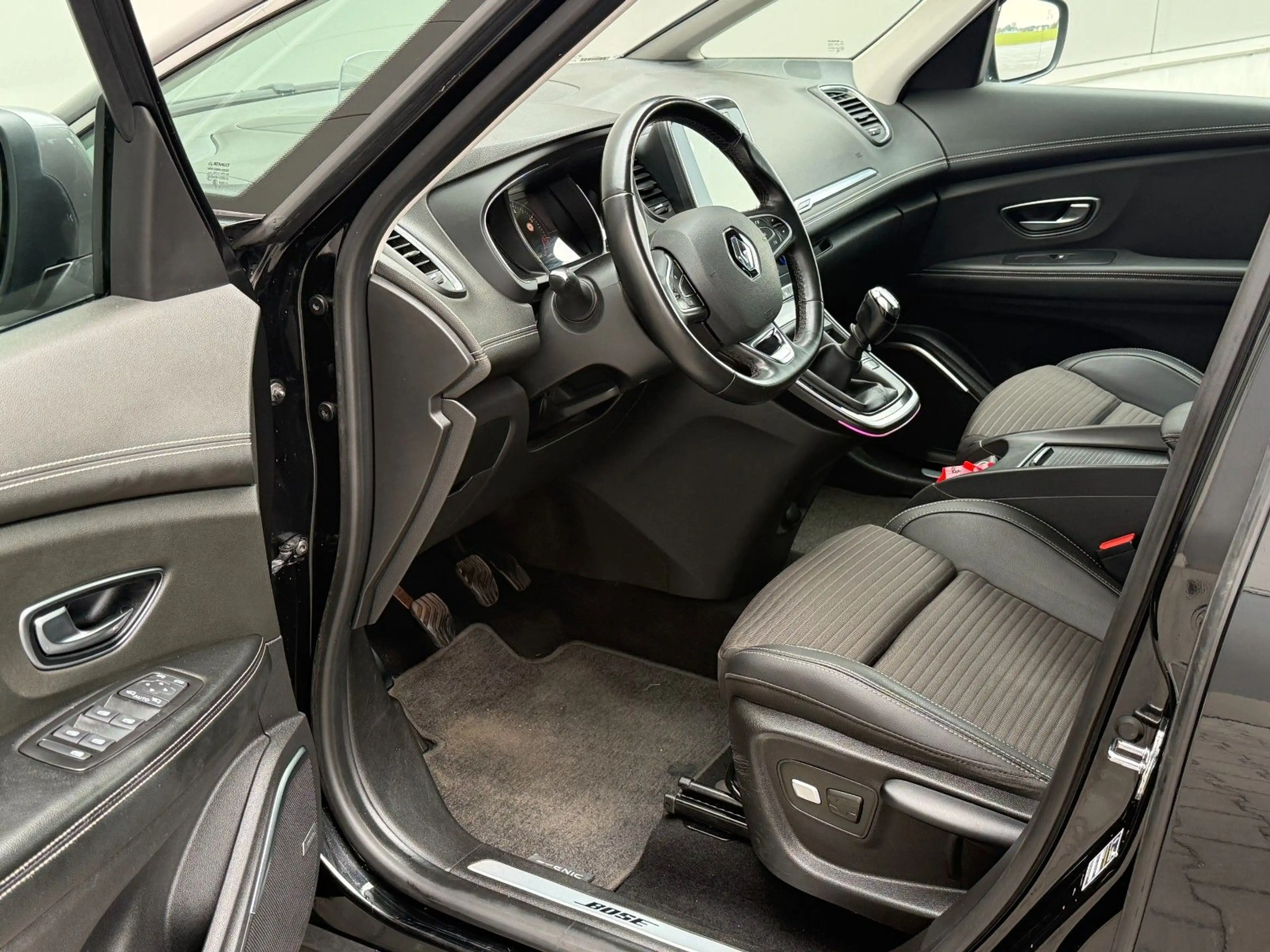 Renault Scenic — photo 15