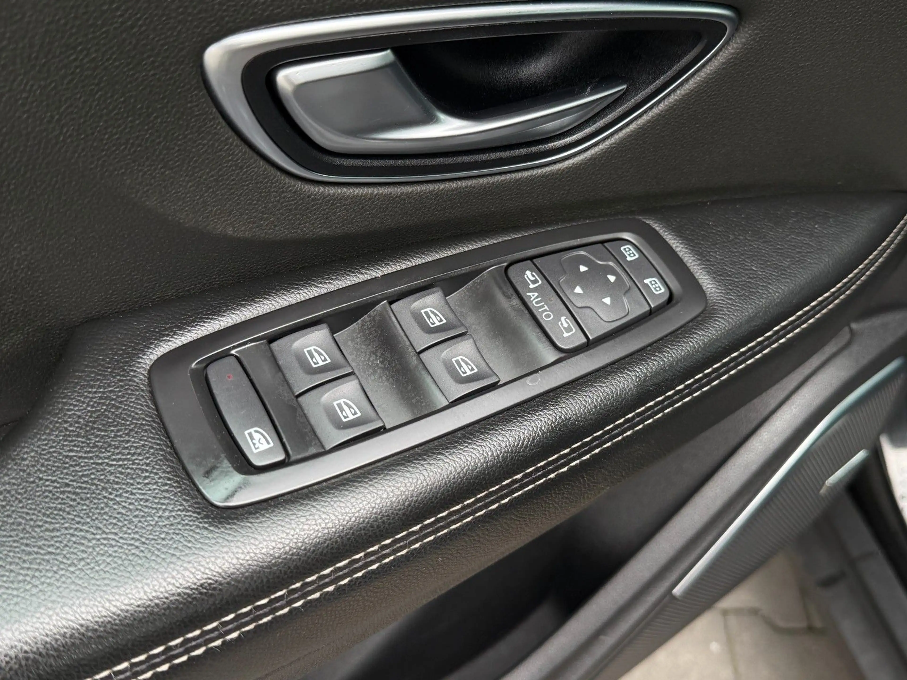 Renault Scenic — photo 14