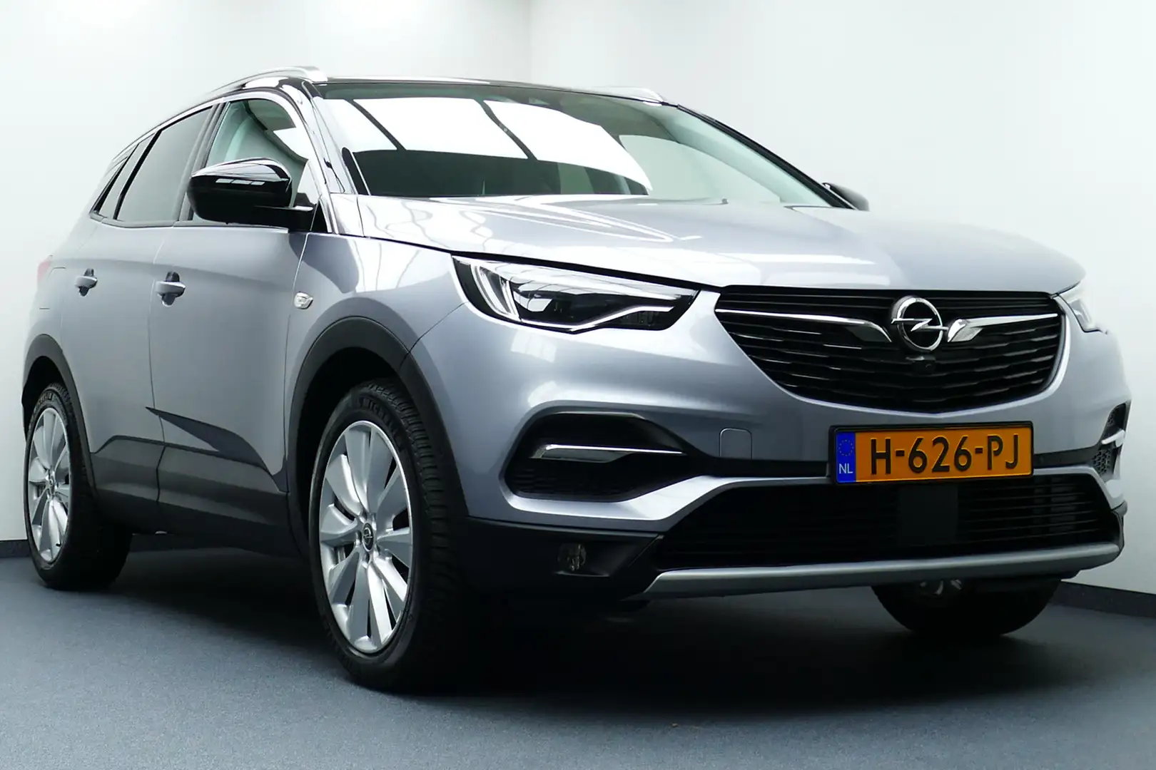 Opel Grandland X 1.2 130pk Turbo Business Executive. Camera, Navi, Grau - 2