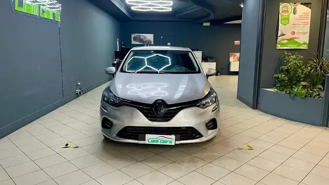 Renault Clio view 2