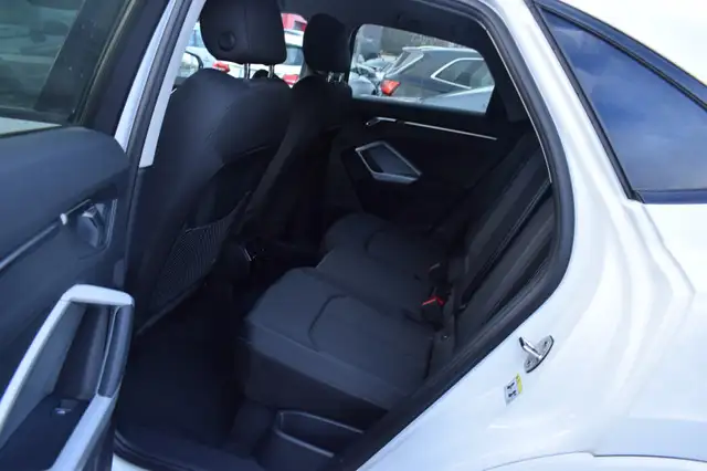 Audi Q3 view 13