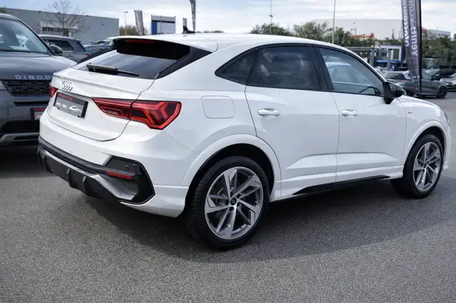 Audi Q3 view 9