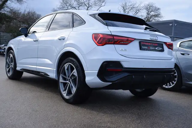 Audi Q3 view 3