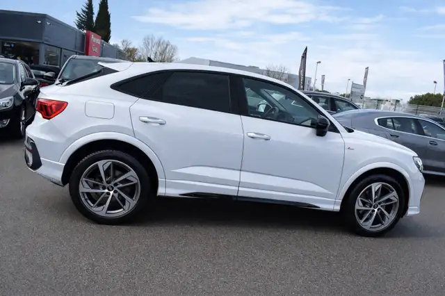 Audi Q3 view 11
