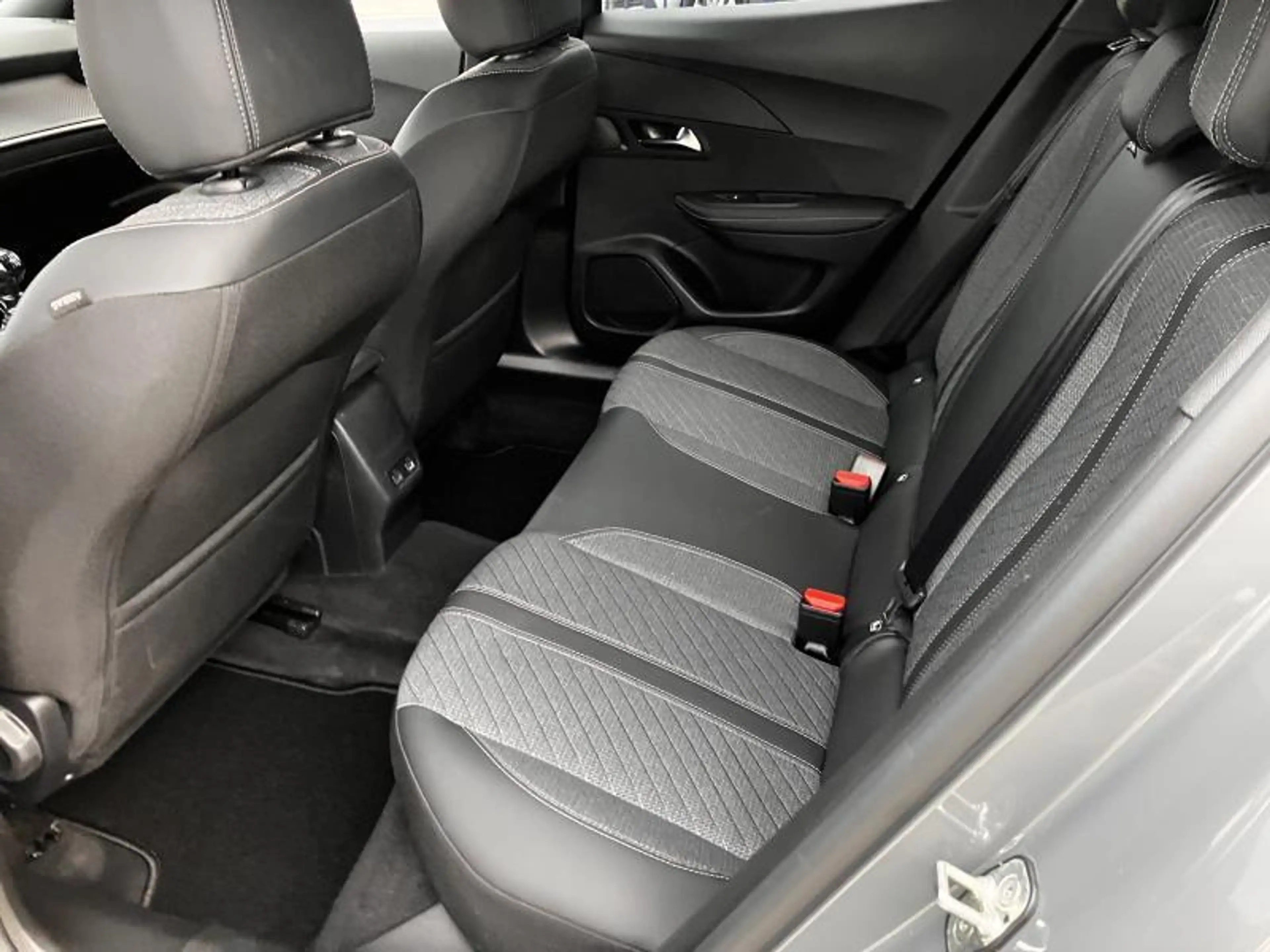 Peugeot 2008 II Allure — photo 11