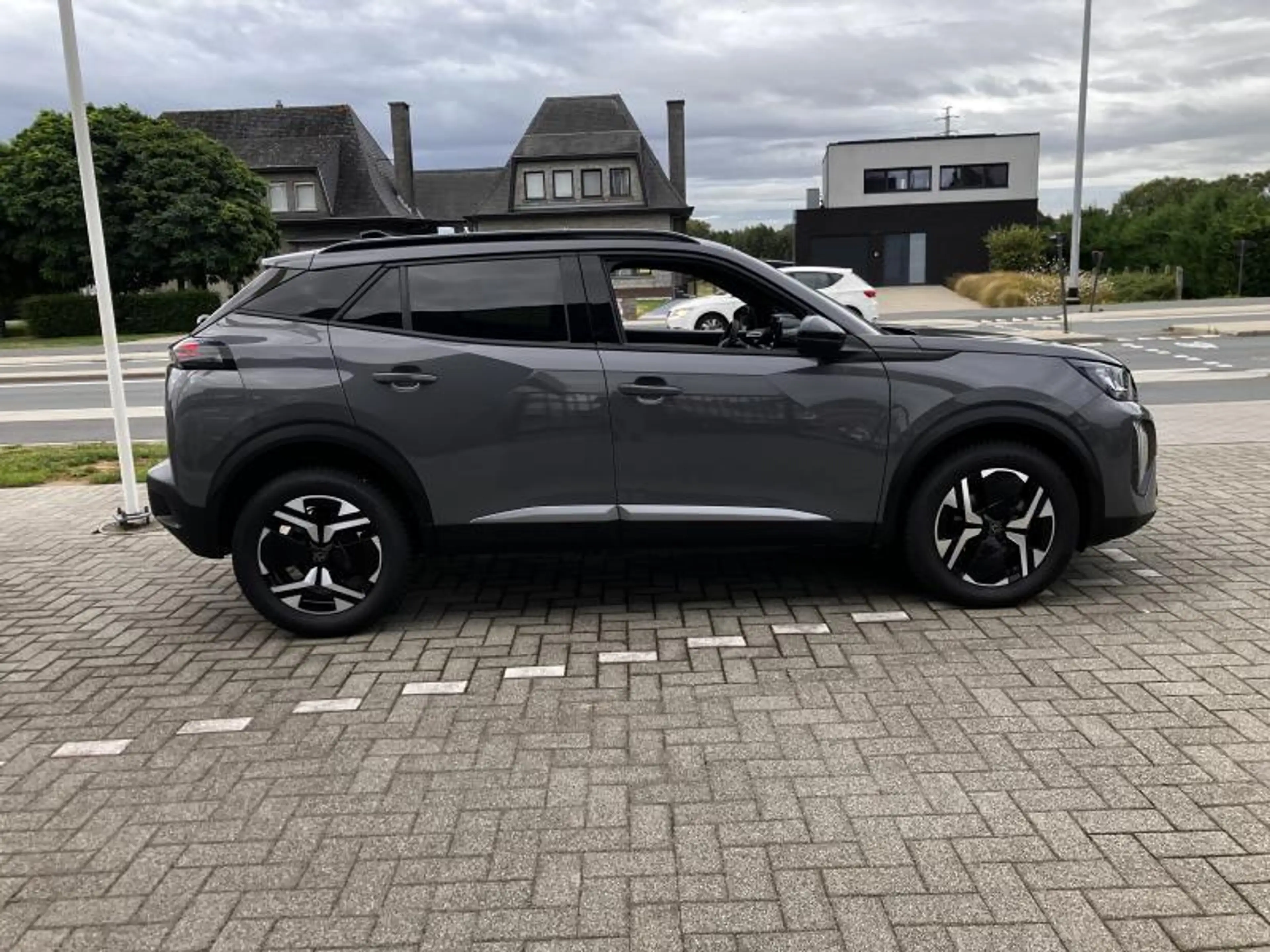 Peugeot 2008 II Allure — photo 4