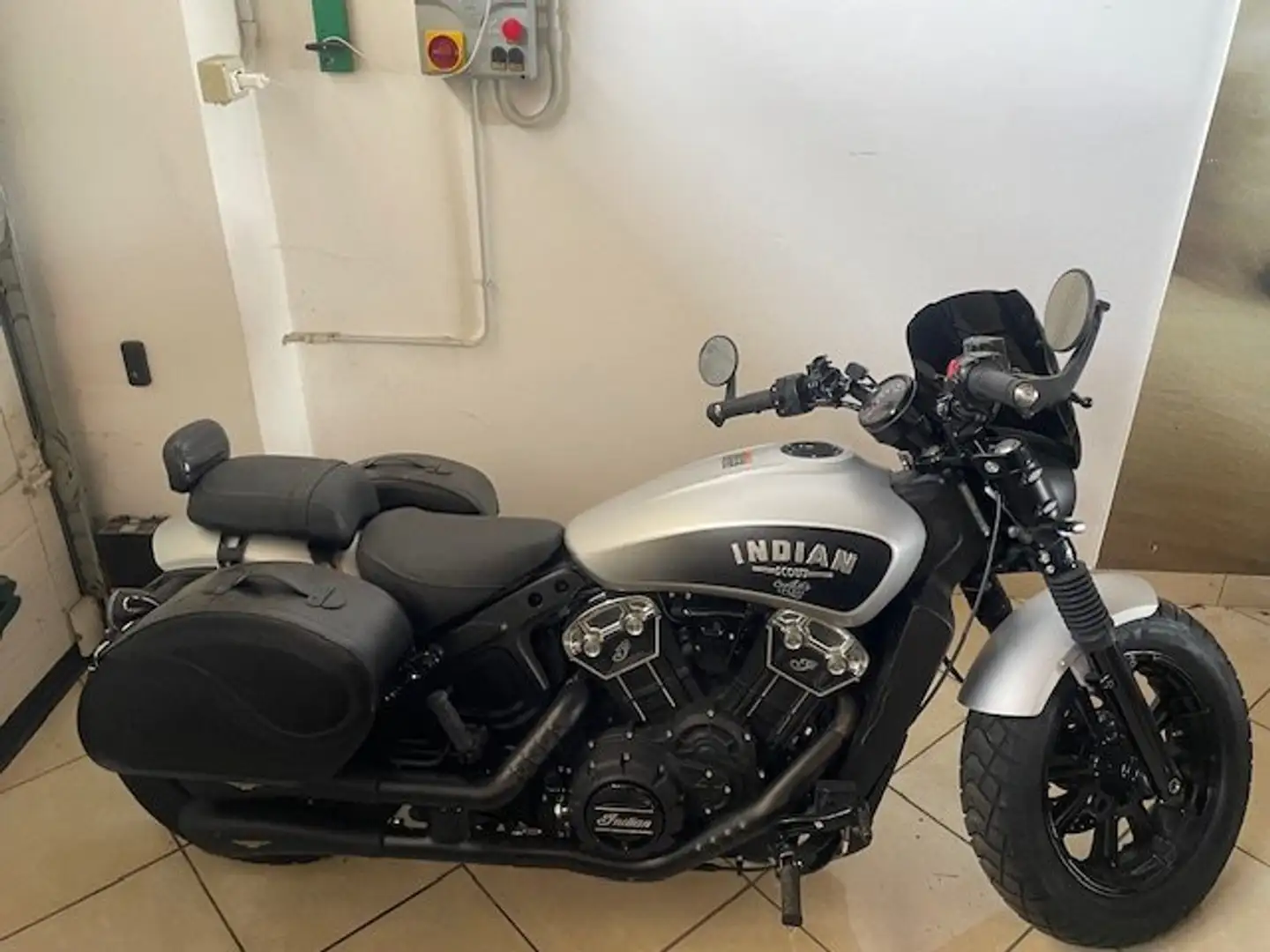 Indian Scout BOBBER Grigio - 1