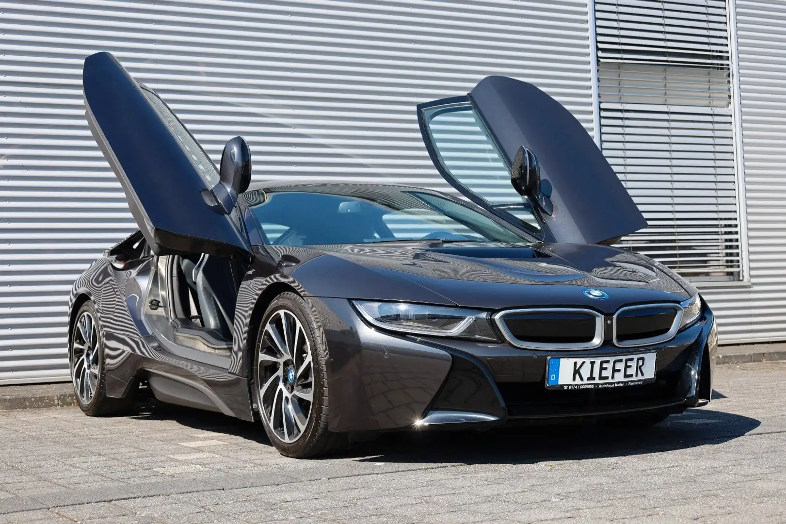 BMW i8 AWD/Harman Kardon/HUD/360°/SHZ/LED/R20 Šedá - 1