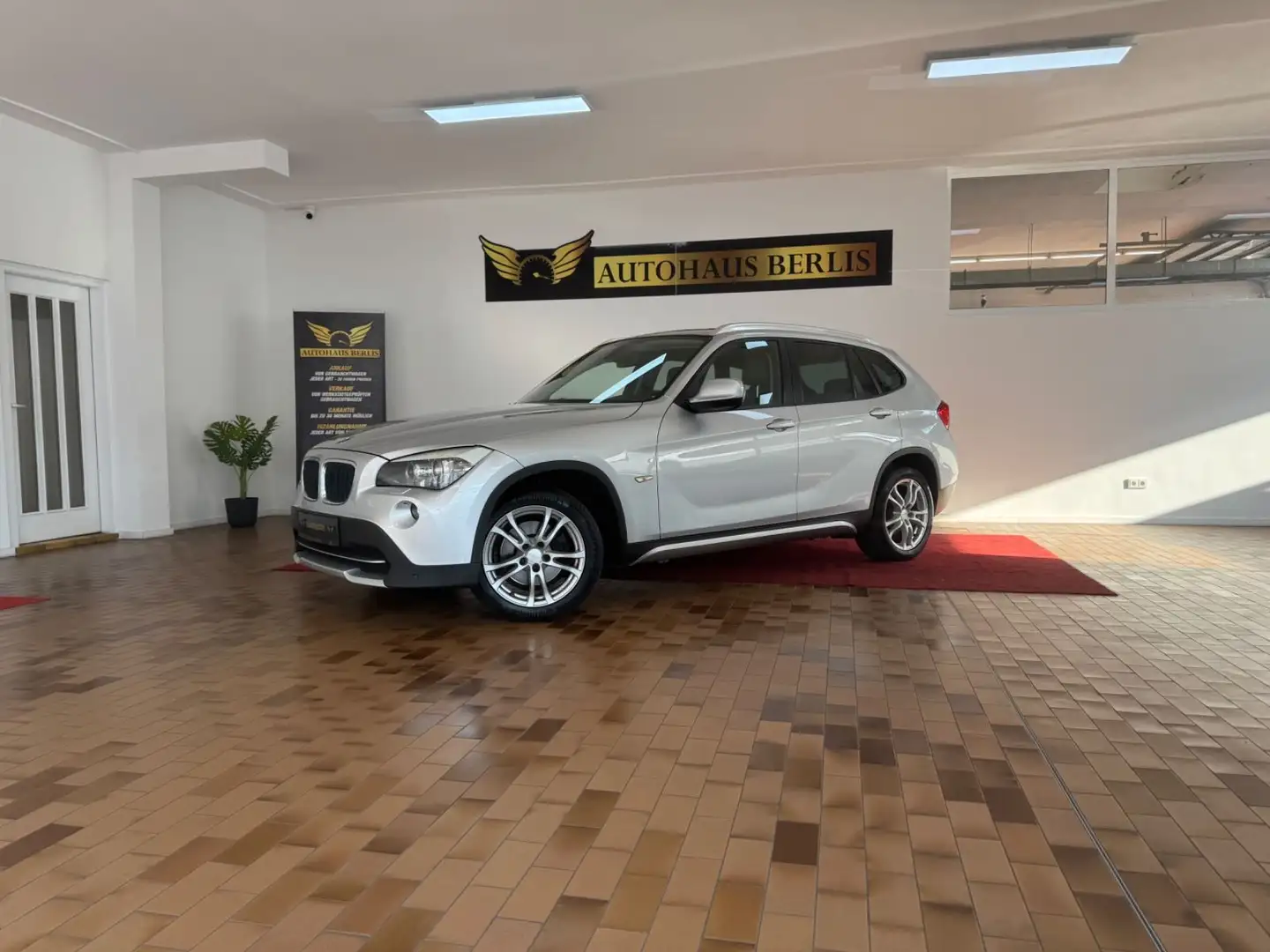 BMW X1 2.0 d sDrive/AUTMTK/1.HND/SCHKFT/PANO/NAV/TEM Silber - 2