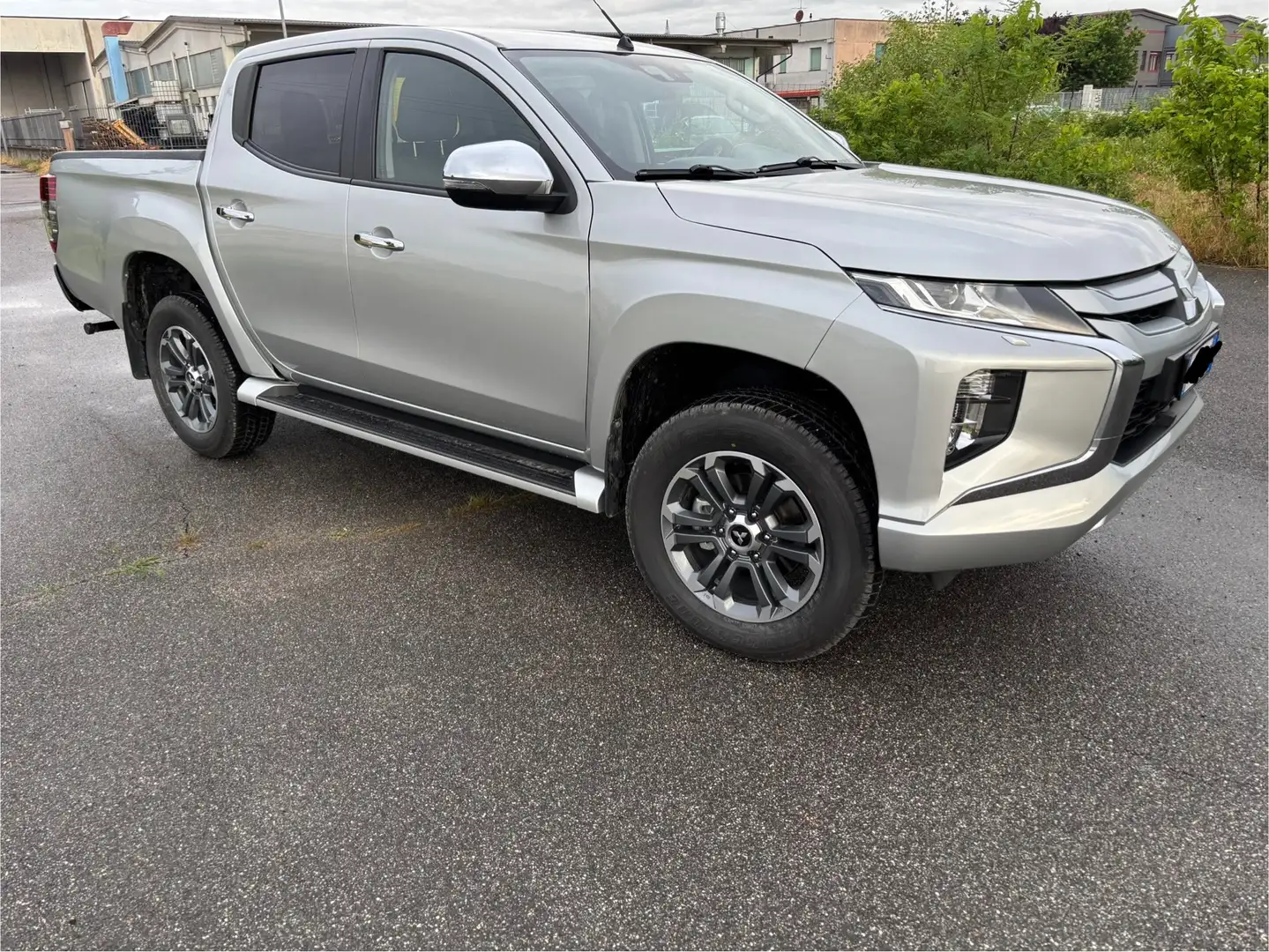 Mitsubishi L200 L200 d.cab 2.3d Diamond 4wd 150cv Stříbrná - 2