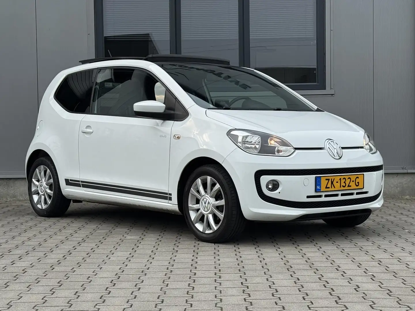 Volkswagen up! 1.0 Club up! BlueMotion 75 PK | Panorama dak | Cru Wit - 2