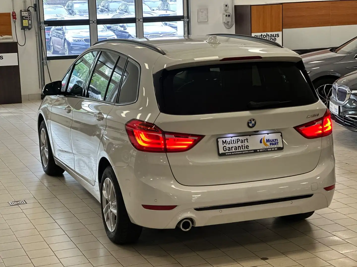 BMW 218 218i GT Sport Line Aut/AHK/Leder/ParkAss/7-Sitz Weiß - 2