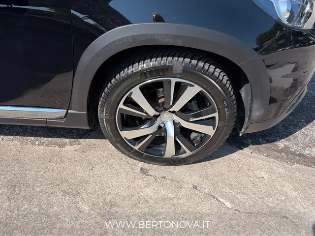 Peugeot 2008 view 8