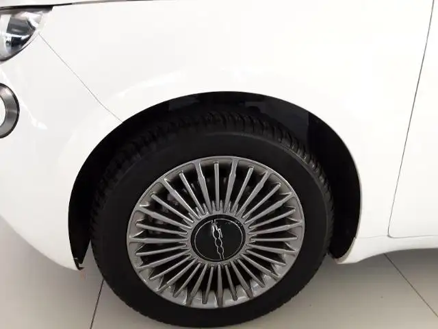 Fiat 500E view 7