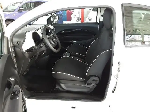 Fiat 500E view 10