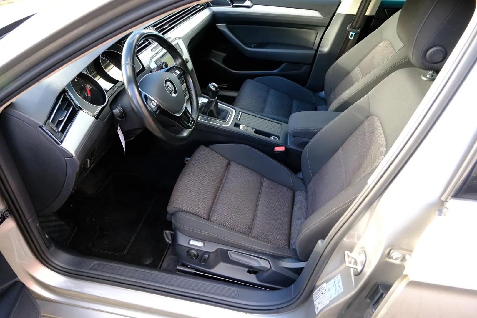 Volkswagen Passat Variant 1.6 TDI Business Edition Navi|Clima|LMV|CarPlay Gris - 2