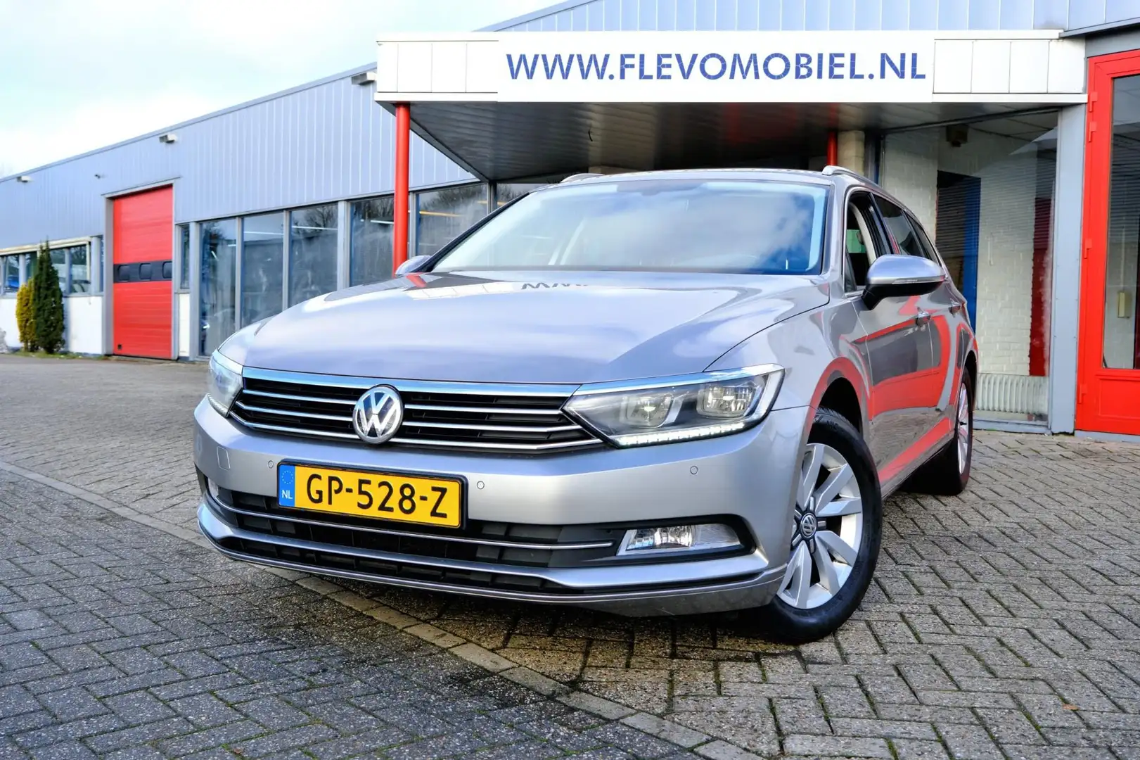 Volkswagen Passat Variant 1.6 TDI Business Edition Navi|Clima|LMV|CarPlay Gris - 1